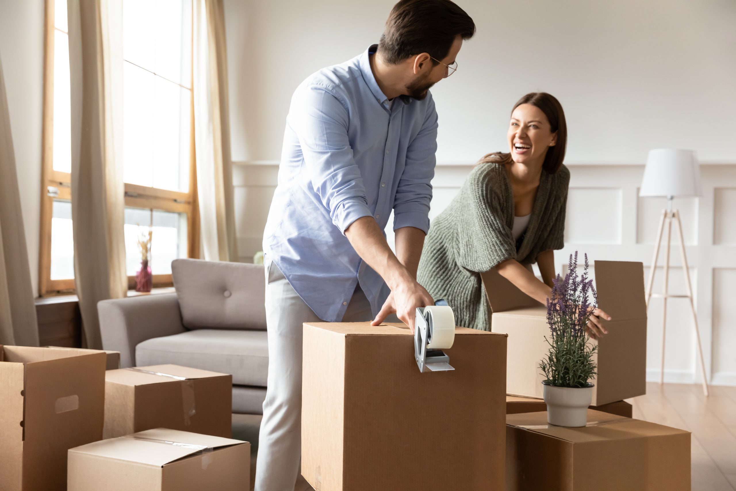 Overjoyed,Young,Married,Couple,Preparing,Personal,Stuff,For,Removal,Day.